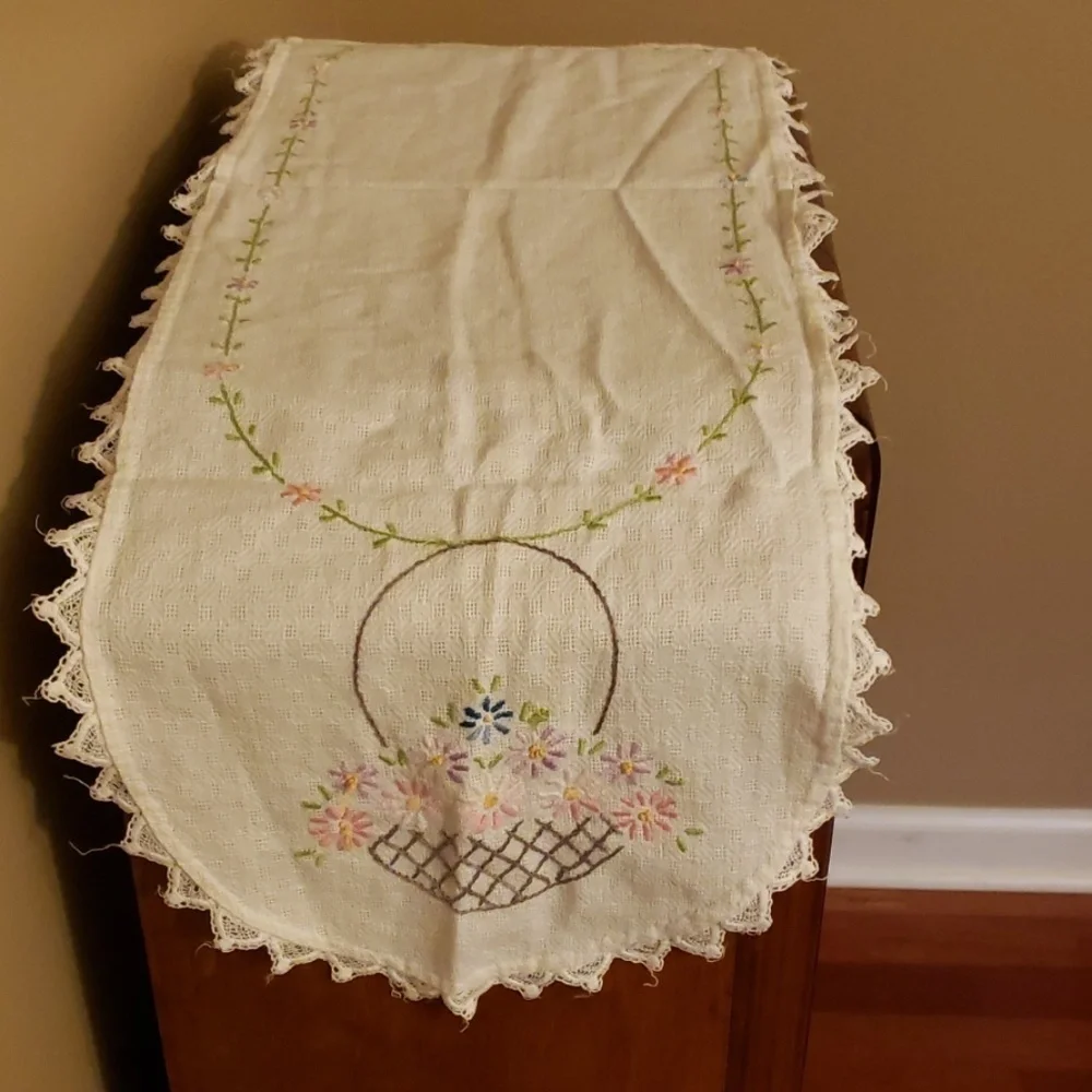 VINTAGE Hand Embroidered Table Runner Dresser Runner Oval 35